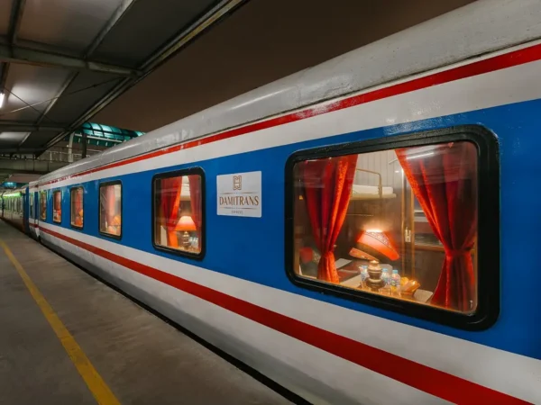 Damitrans Express Train: Overnight Train from Hanoi to Sapa